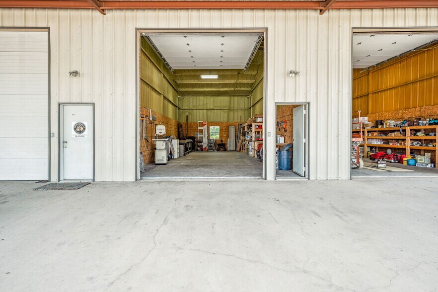 More Photos Of 1510 E Washington St, Stephenville Flex For Lease