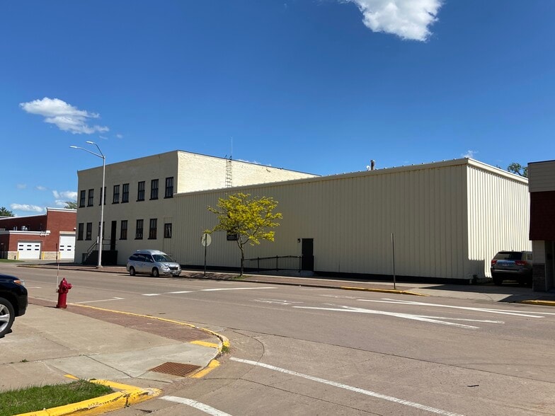 More Photos Of 325 E 2nd St, Merrill Distribution For Sale