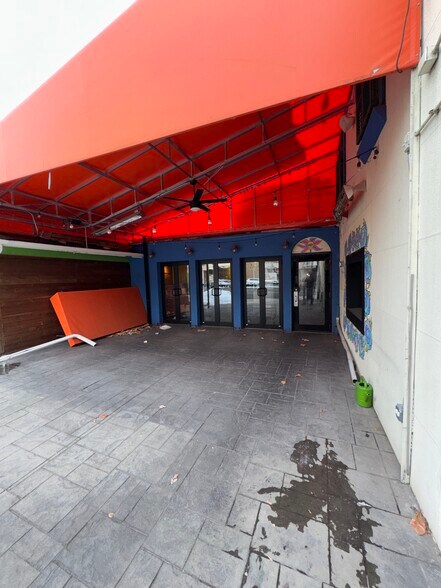 More Photos Of 215 W North Ave, Chicago Restaurant For Lease