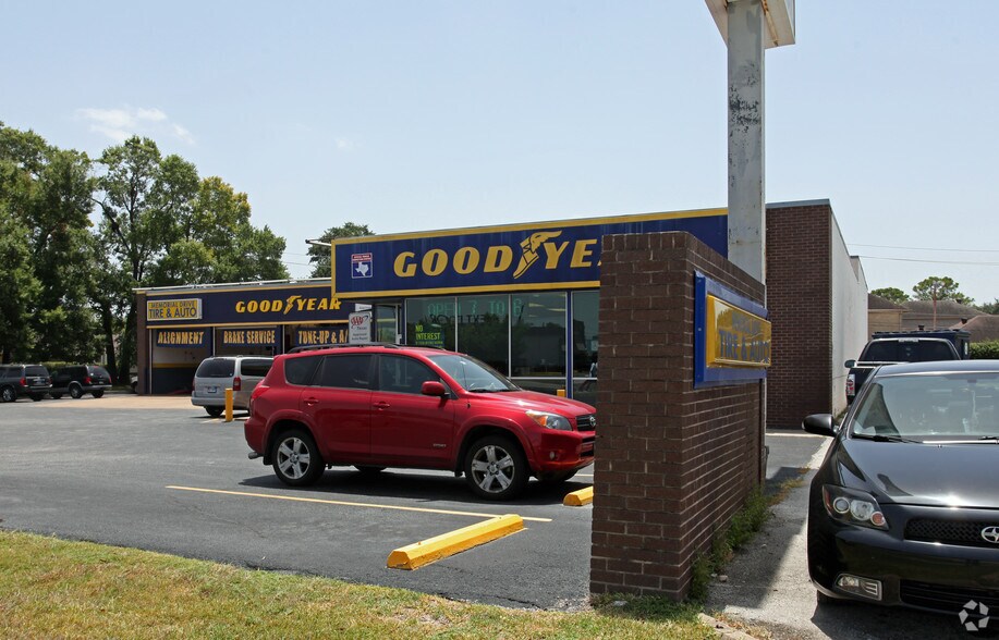 More Photos Of 14715 Memorial Dr, Houston Auto Repair For Lease