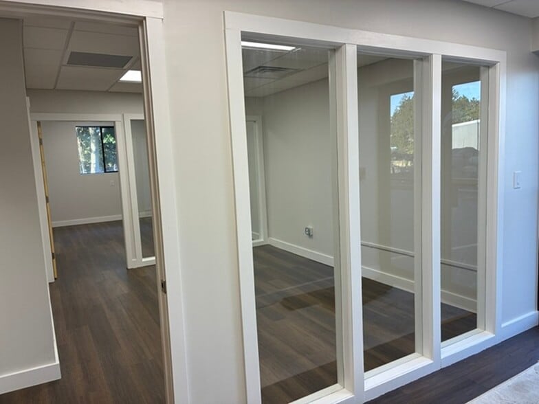 More Photos Of 4 Railroad Ave, Wakefield Flex For Lease