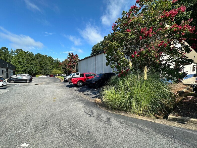 More Photos Of 1385 Weber Industrial Dr, Cumming Distribution For Lease