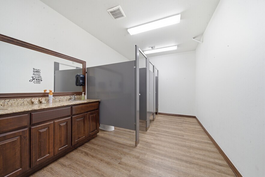 More Photos Of 370690 E Old Highway 64, Cleveland Office For Sale