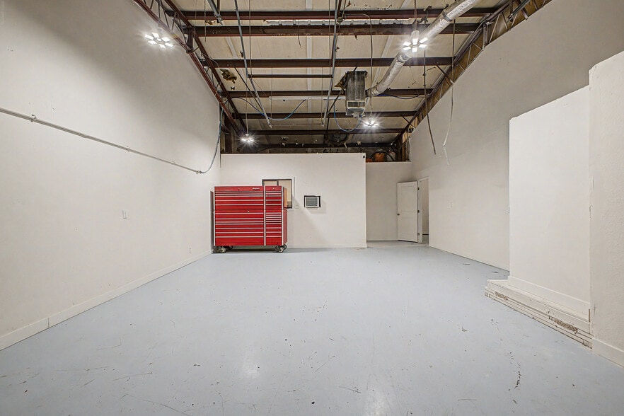 More Photos Of 3050 W 4th Ave, Apache Junction Warehouse For Lease