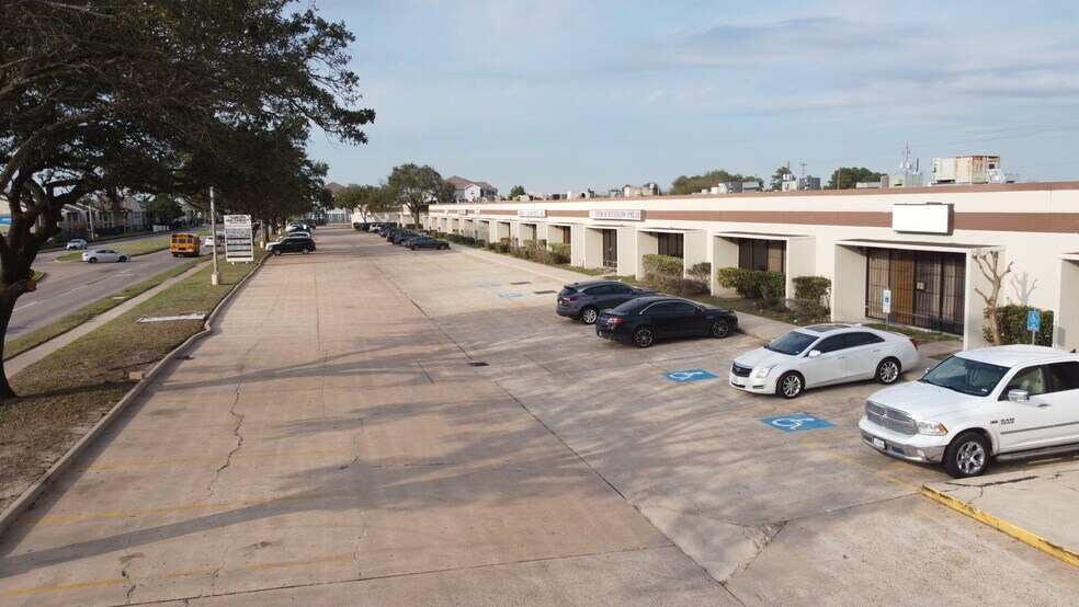 More Photos Of 10535 S Wilcrest Dr, Houston Warehouse For Lease