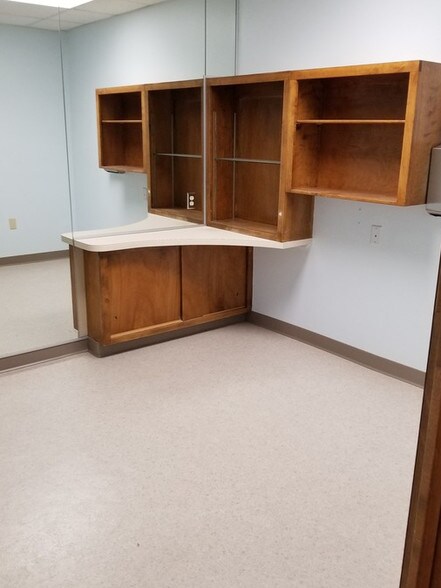 More Photos Of 313 W Country Club Rd, Roswell Medical For Sale