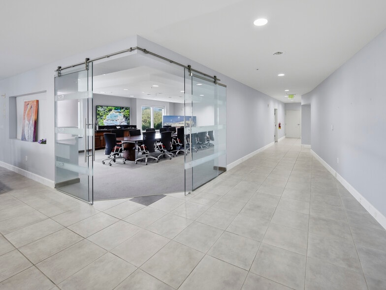 More Photos Of 4348 Westroads Dr, West Palm Beach Manufacturing For Sale