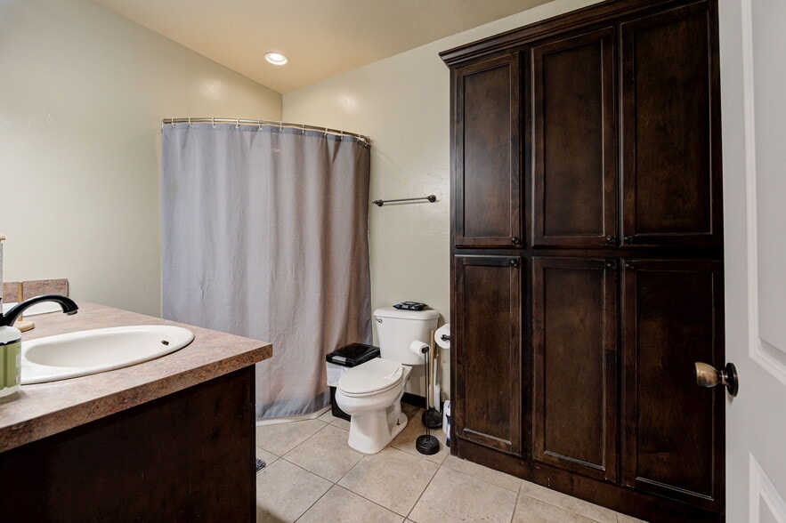 More Photos Of 8900 Charter Oak Rd, Edmond Flex For Sale