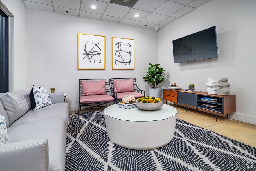 More Photos Of 100 N Santa Rosa St, San Antonio Apartments For Lease