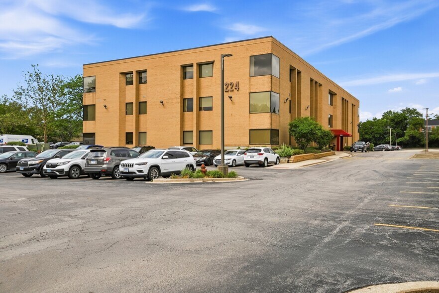 More Photos Of 1S224 Summit Ave, Oakbrook Terrace Medical For Lease