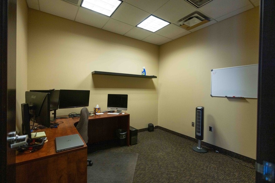More Photos Of 2222 W Parkside Ln, Phoenix Light Manufacturing For Sale