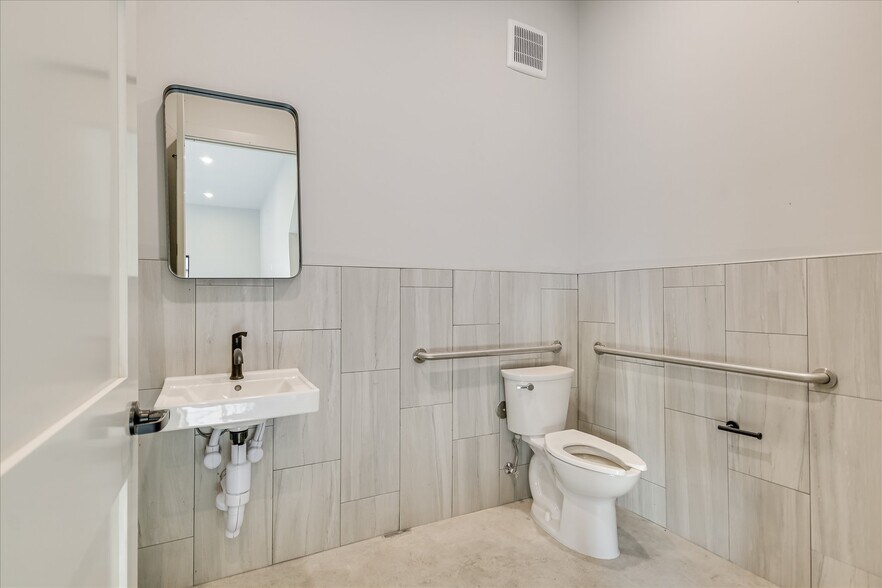 More Photos Of 15210 Fitzhugh Rd, Austin Warehouse For Sale