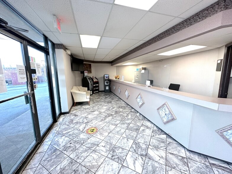 Primary Photo Of 6520 Thirlane Rd, Roanoke Hotel For Sale