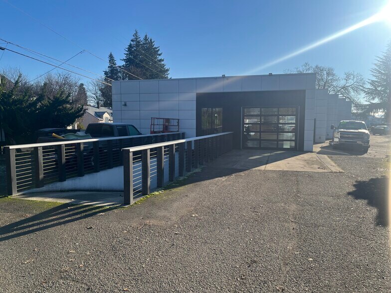 More Photos Of 19120 SE Mcloughlin Blvd, Portland Auto Dealership For Lease