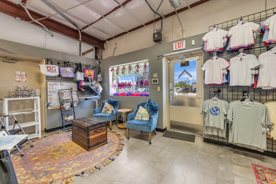 More Photos Of 242 Trade Center Dr, New Braunfels Warehouse For Lease