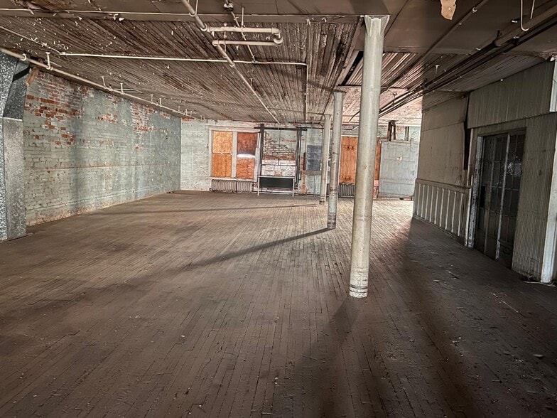 More Photos Of 922 4th Ave, Huntington Flex For Sale