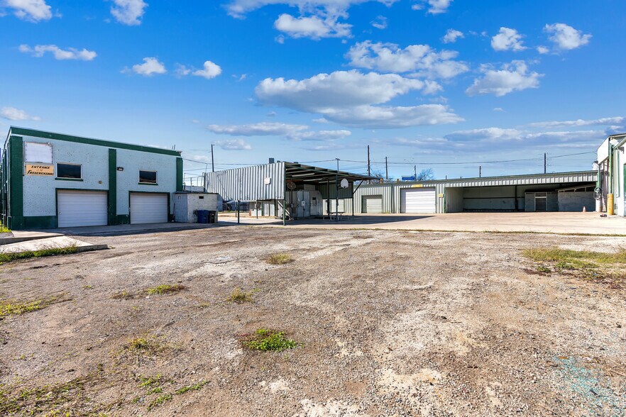 More Photos Of 103 Blanco Rd, San Antonio Auto Repair For Lease