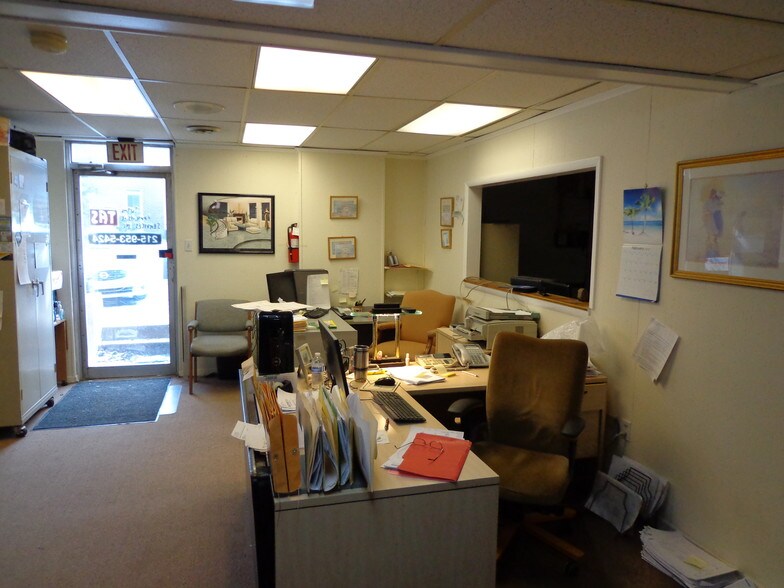 More Photos Of 1300 Industrial Blvd, Southampton Light Distribution For Sale