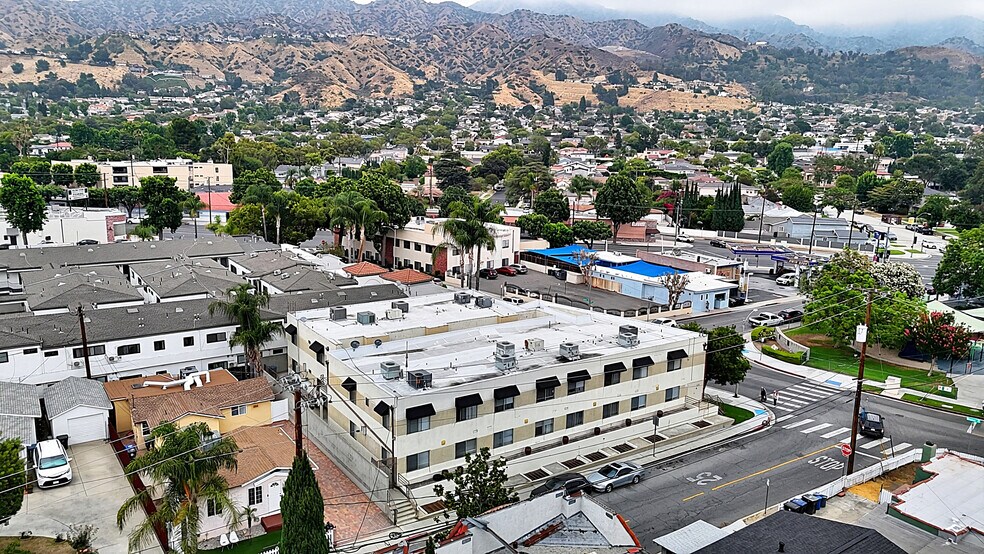 More Photos Of 2001-2005 Grismer Ave, Burbank Apartments For Sale