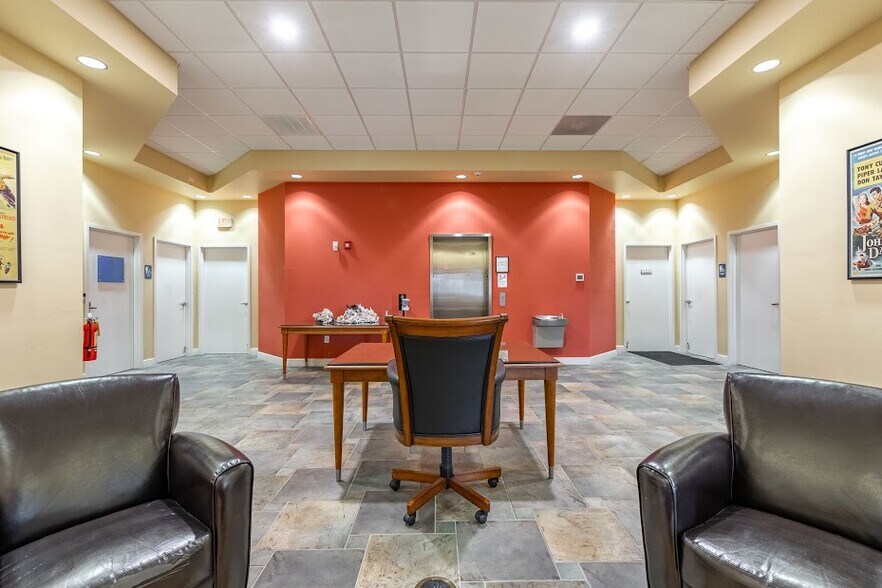 More Photos Of 422 NE 2nd Pl, Cape Coral Office For Lease