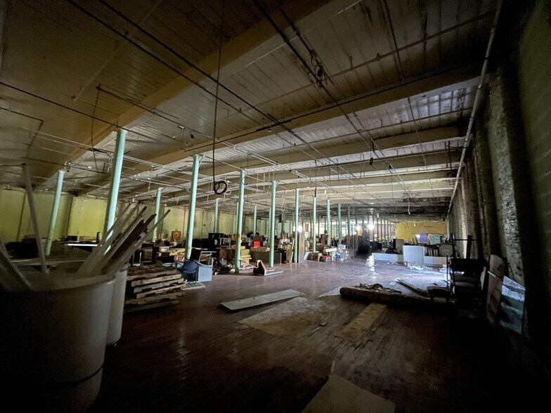 More Photos Of 1004 & 1008 E Long Ave, Gastonia Showroom For Lease