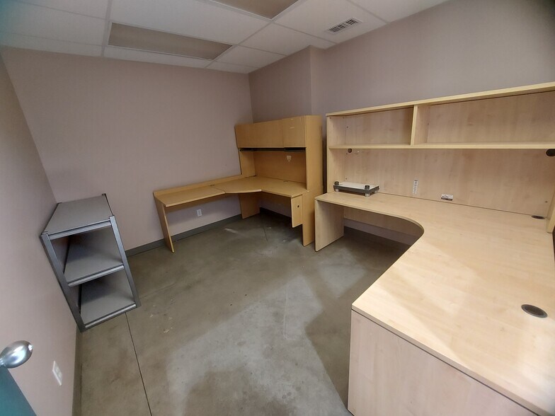 More Photos Of 342 Laura Ave, Red Deer County Auto Repair For Sale