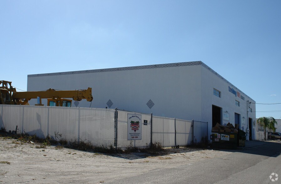 More Photos Of 4516 SE 16th Pl, Cape Coral Showroom For Lease