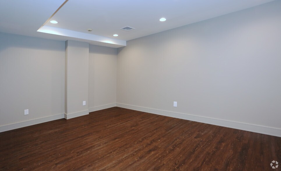 More Photos Of 545 E Jericho Tpke, Huntington Station Office For Sale