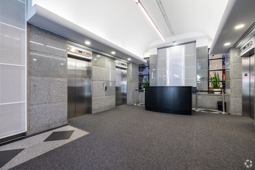 More Photos Of 1555 Rue Peel, Montréal Office For Lease