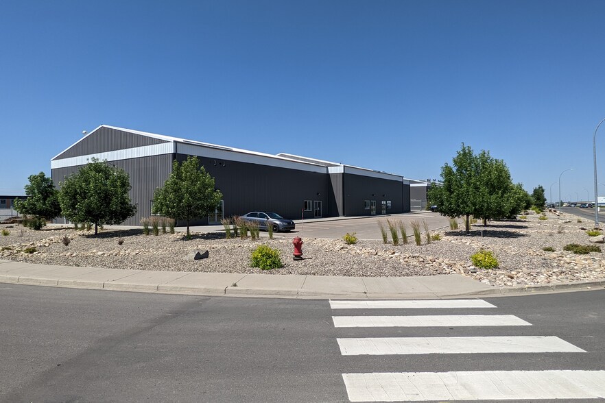 More Photos Of 3036 N 36 St, Lethbridge Warehouse For Lease