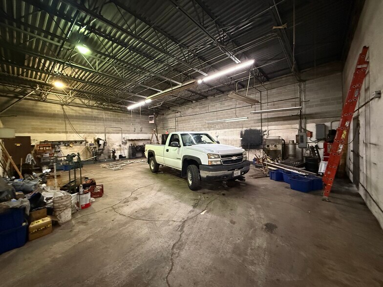 More Photos Of 111-143 S Wheeling Rd, Wheeling Warehouse For Lease