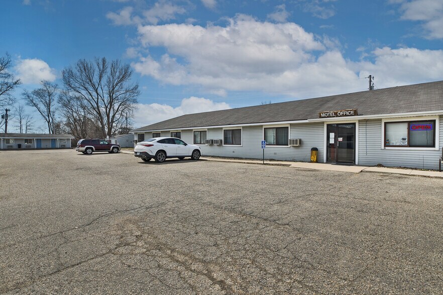 More Photos Of 2102 E Main St, Albert Lea Hotel For Sale