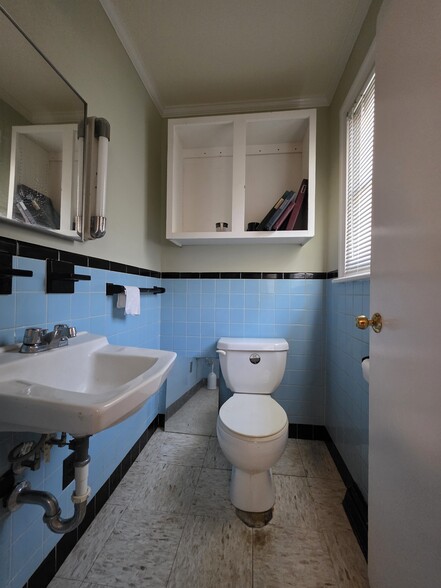 More Photos Of 2034 W 5th St, Washington Showroom For Sale