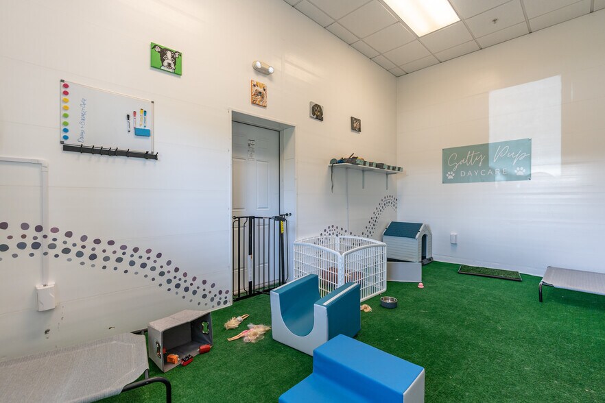 More Photos Of 2770 Davis Blvd, Naples Storefront For Sale