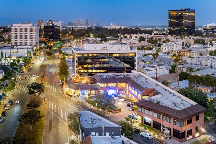 Primary Photo Of 11740 San Vicente Blvd, Los Angeles Storefront For Lease