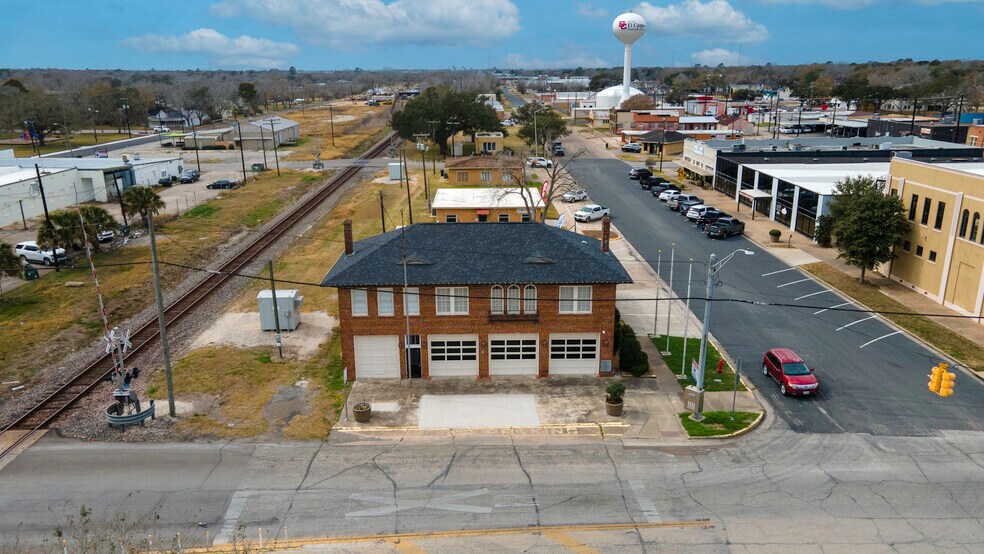 More Photos Of 1 N Mechanic St, El Campo Office For Lease