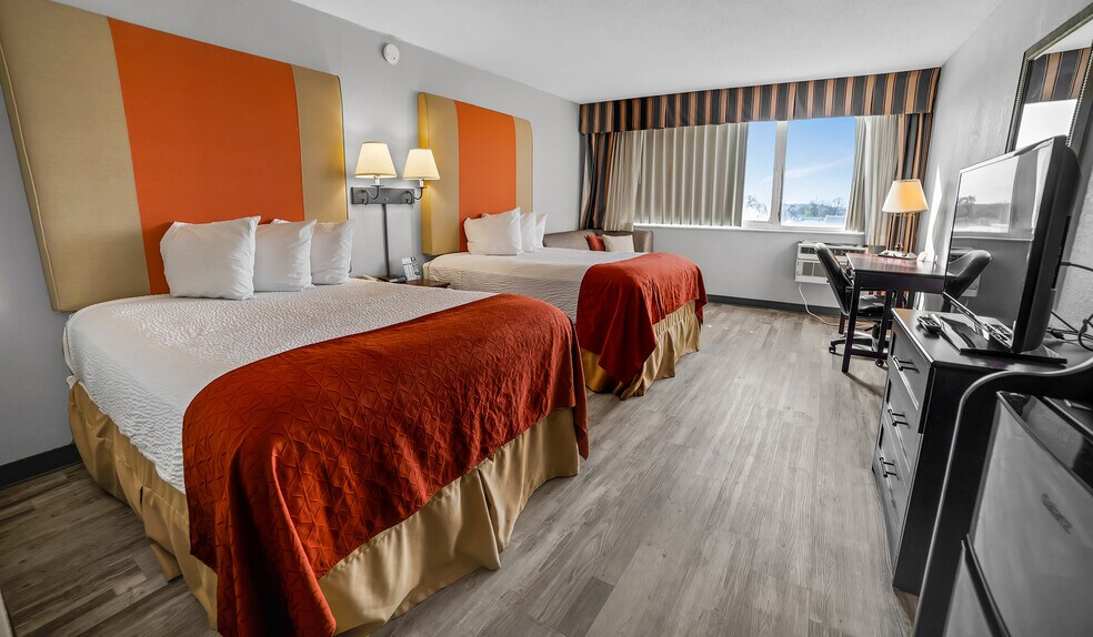 More Photos Of 325 Main St, Keokuk Hotel For Sale