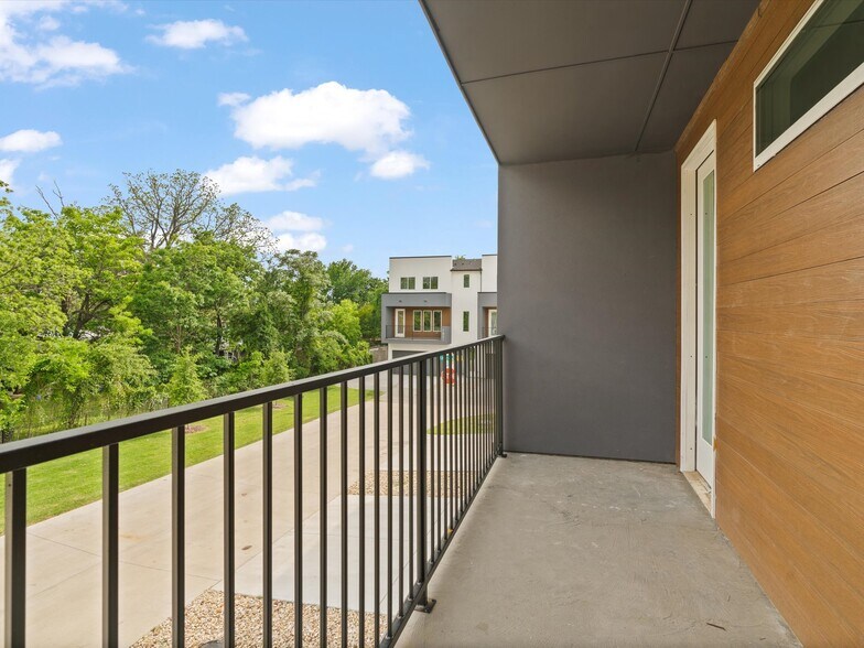 More Photos Of 7811 Mohawk Dr, Dallas Apartments For Sale