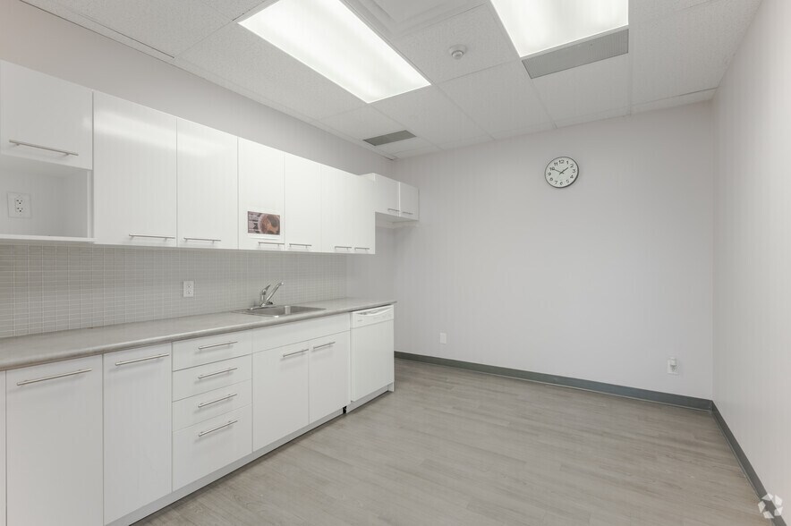 More Photos Of 700 Dorval Dr, Oakville Unknown For Lease