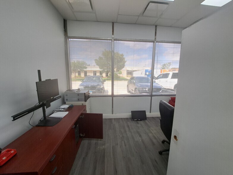 More Photos Of 625 Factory Rd, Addison Warehouse For Sale