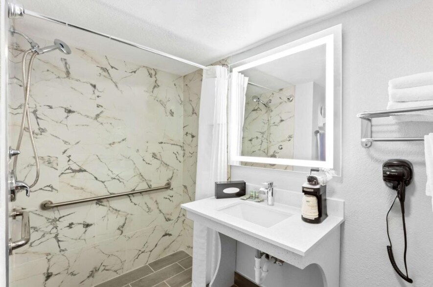 More Photos Of 1730 E Higgins Rd, Schaumburg Hotel For Sale