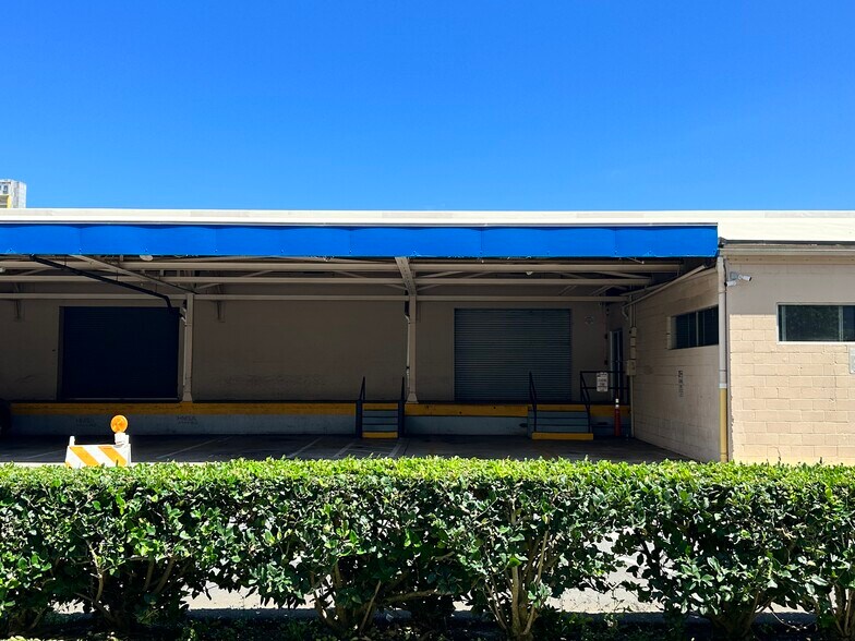 More Photos Of 670 Auahi St, Honolulu General Retail For Lease