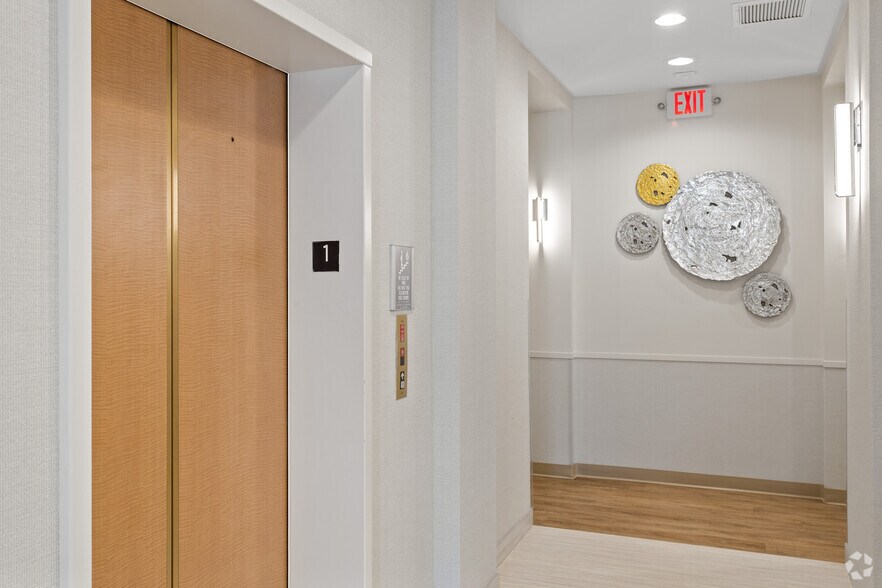 More Photos Of 100 Village Square Crossings, Palm Beach Gardens Medical For Lease
