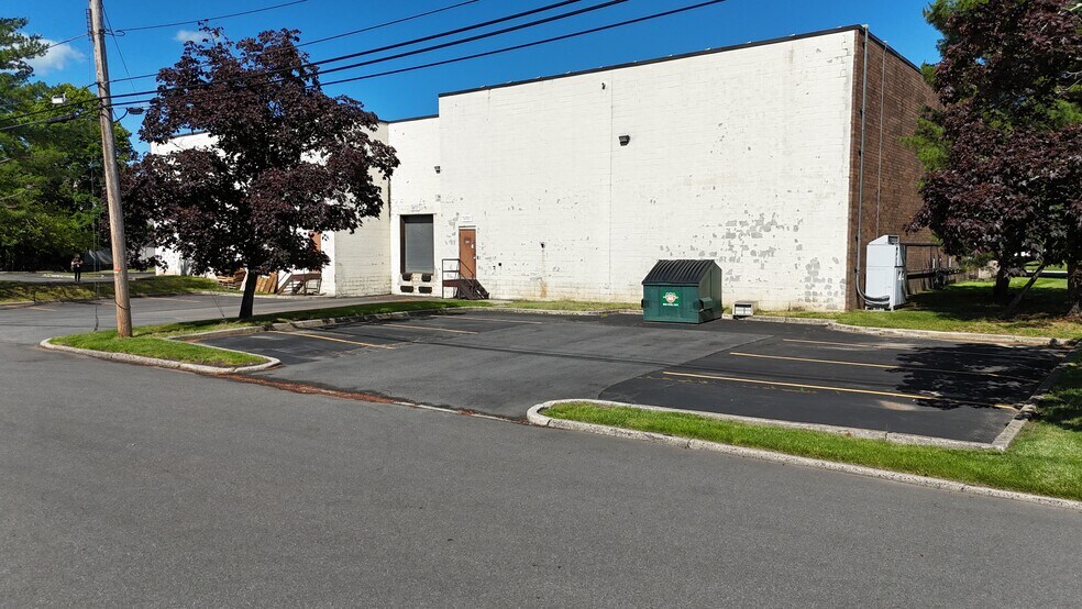 More Photos Of 190 Veterans Dr, Northvale Distribution For Sale
