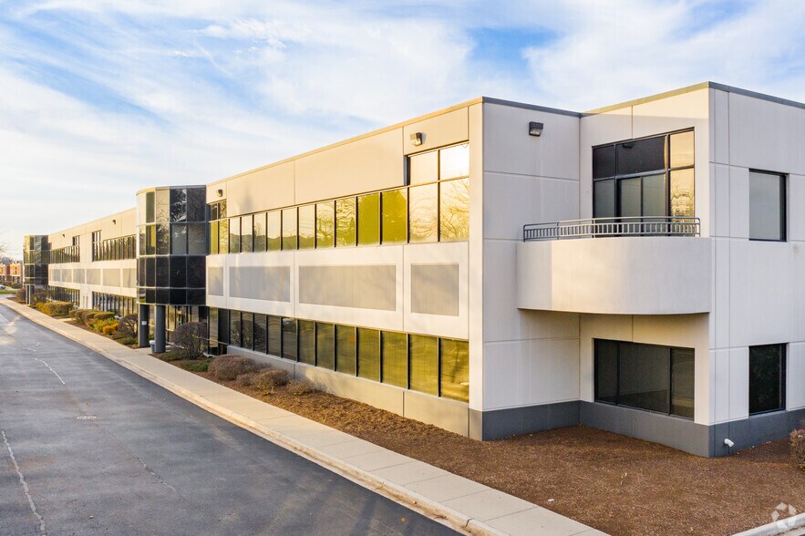 Primary Photo Of 100-130 Lakeview Pky, Vernon Hills Warehouse For Lease