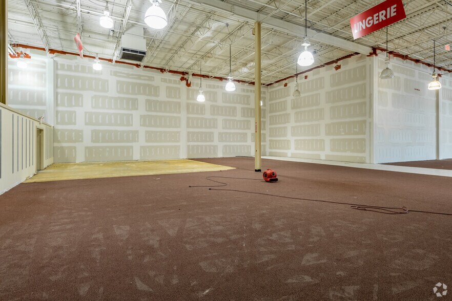 More Photos Of 8600-8604 W Brown Deer Rd, Milwaukee General Retail For Sale