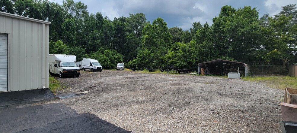 More Photos Of 4882 English Towne Dr, Memphis Warehouse For Lease