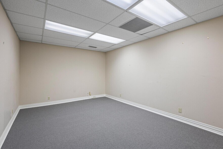 More Photos Of 111 S Travis St, Sherman Office For Sale