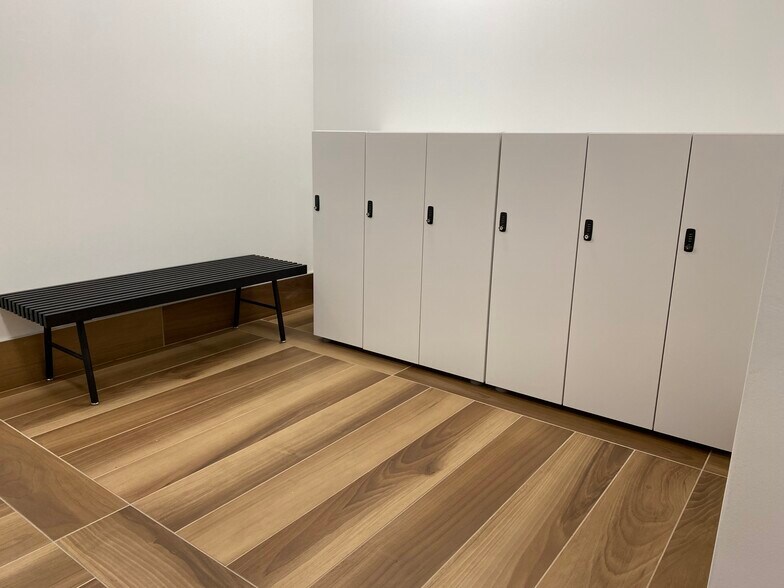 More Photos Of 1 Northeastern Blvd, Salem Office For Lease