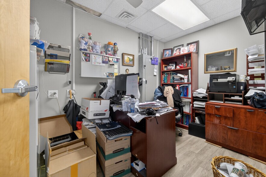 More Photos Of 4903 Golden Quail, San Antonio Storefront Retail Office For Sale